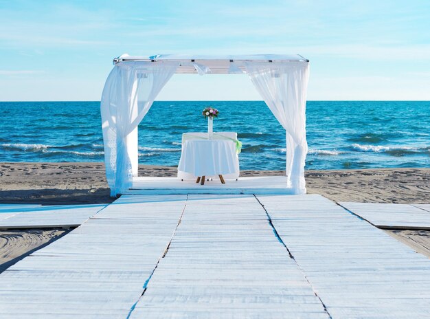 romantische witte bruiloftstafel op tropisch strand