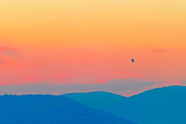 Romantische zonsondergang in de avond