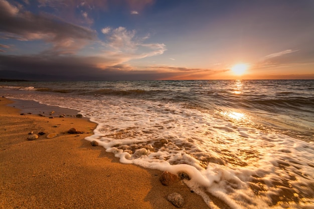 Romantische zonsondergang op een tropisch strand Zomervakantie