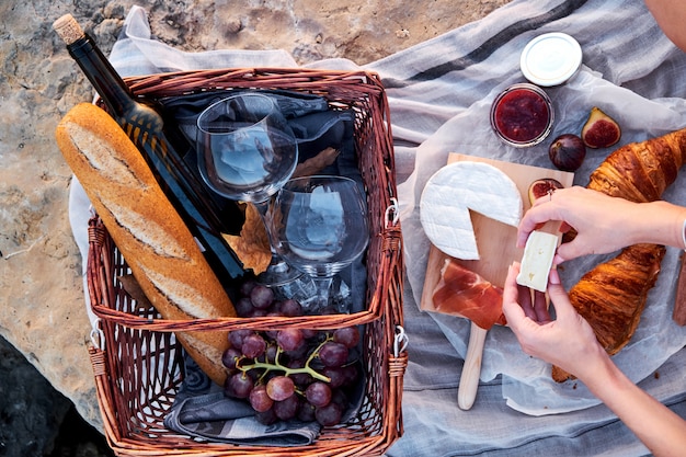 Picnic romantico sulla spiaggia