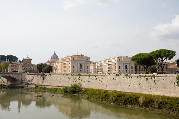 イタリア、バチカン市国近くのローマ市とテヴェレ川。