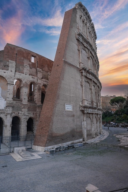 Rome Colosseum ruïnes met metalen omheining plaquette en bomen in de verte