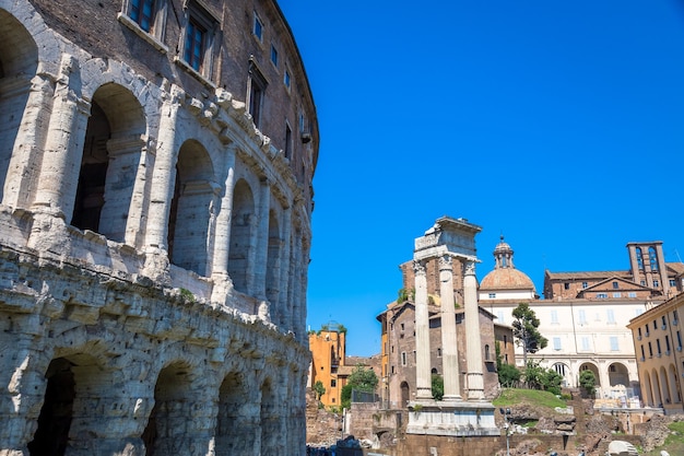 ROME, ITALI - CIRCA AUGUSTUS 2020: oude buitenkant van Teatro Macello (Theater van Marcellus) zeer dicht bij het Colosseum.