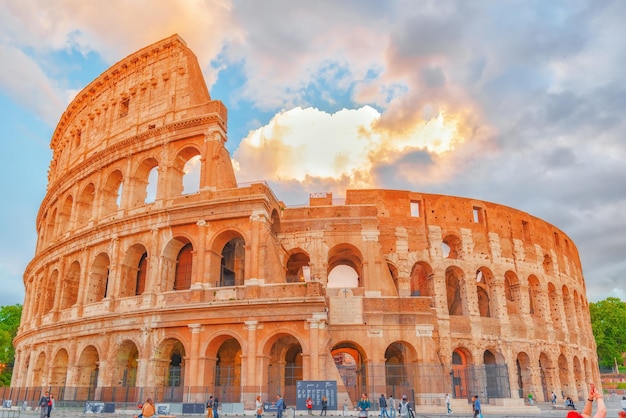 ROME ITALIË MEI 07 2017 Beautiful landschap van het Colosseum in Rome een van de wonderen van de wereld in de avondtijd