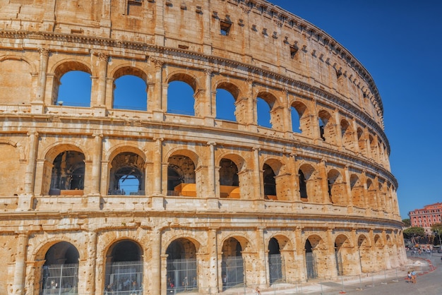 ROME ITALIË MEI 08 2017 Mooi landschap van het Colosseum in Rome, een van de wonderen van de wereld in de ochtendtijd