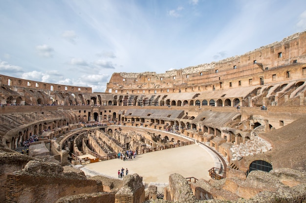 ROME, ITALI - OCT 18, 2016: Colosseum rome uitzicht, geschiedenis beroemde historische bezienswaardigheid van Italië. Italiaanse en toeristische mensen komen op bezoek in dit gebouw.