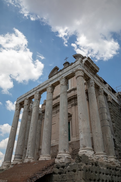 Rome, Italië - 20 juni 2018: De tempel van Antoninus en Faustina is een oude tempel op het Romeinse forum, aangepast als een rooms-katholieke kerk in Rome