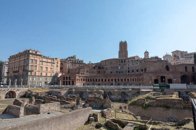 Rome, Italië - 20 juni 2018: Panoramisch uitzicht op het Forum van Trajanus in Rome. Zomerdag en blauwe lucht