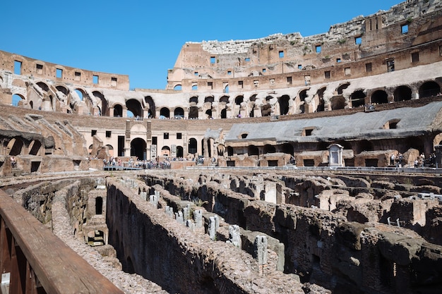 Rome, italië - 20 juni, 2018: panoramisch uitzicht op het interieur van het colosseum in rome. zomerdag met blauwe en zonnige lucht