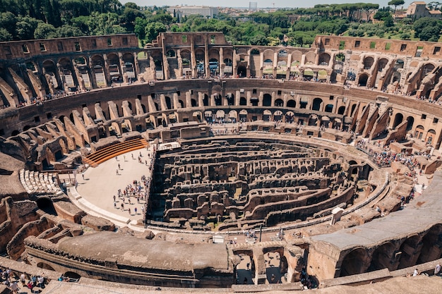 Rome, Italië - 20 juni, 2018: Panoramisch uitzicht op het interieur van het Colosseum in Rome. Zomerdag met blauwe en zonnige lucht