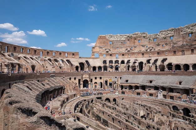 Rome, Italië - 20 juni, 2018: Panoramisch uitzicht op het interieur van het Colosseum in Rome. Zomerdag met blauwe en zonnige lucht