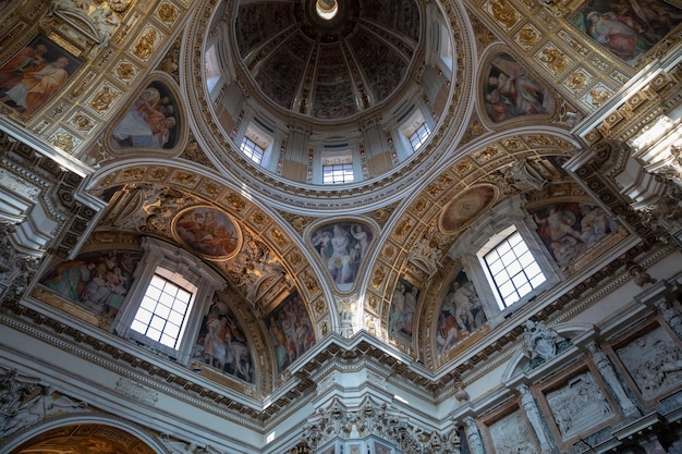 Rome, Italië - 21 juni, 2018: Panoramisch uitzicht op het interieur van de Basilica di Santa Maria Maggiore, of de kerk van Santa Maria Maggiore. Het is een pauselijke grote basiliek en de grootste katholieke Mariakerk in Rome