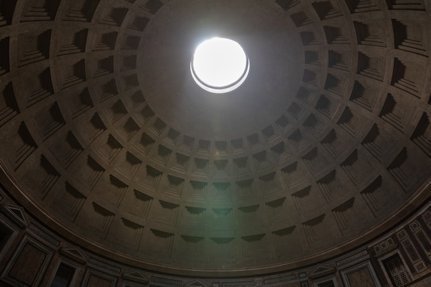 Rome, Italië - 21 juni, 2018: Panoramisch uitzicht op het interieur van het Pantheon, ook bekend als de tempel van alle goden. Het is een voormalige Romeinse tempel, nu een kerk in Rome