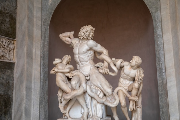 Rome, italië - 22 juni 2018: barokke marmeren sculpturen in het vaticaanse museum