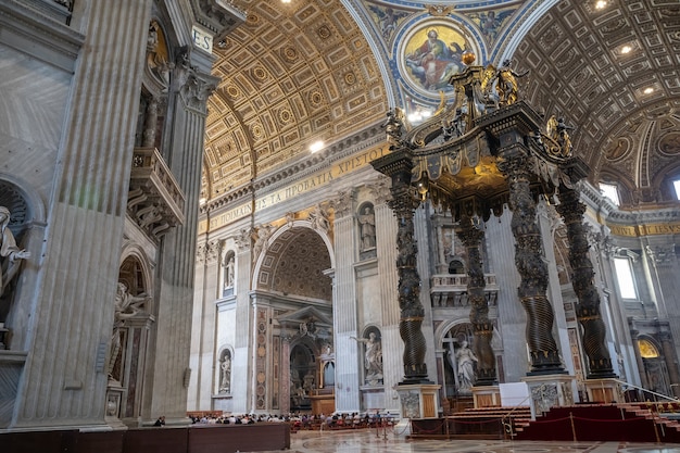 Rome, Italië - 22 juni, 2018: Panoramisch uitzicht op het interieur van de pauselijke basiliek van St. Peter (St. Peter's Basilica). Het is een kerk uit de Italiaanse Renaissance in Vaticaanstad, een pauselijke enclave in de stad Rome