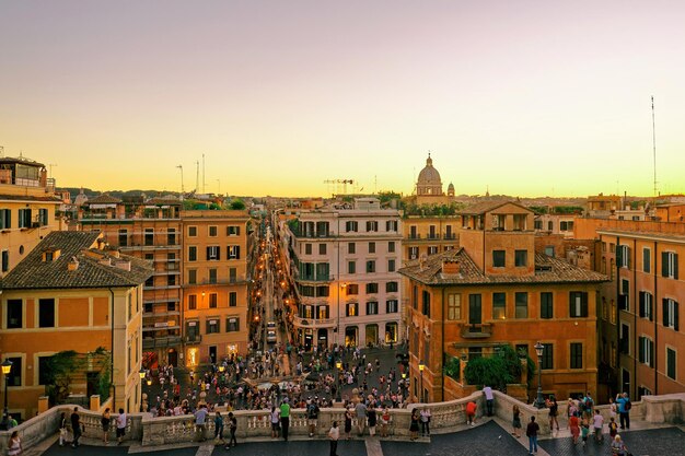 Rome, Italië - 27 augustus 2012: Toeristen op de Spaanse Trappen op het plein van Spanje in Rome, de hoofdstad van Italië. Het wordt ook wel het Piazza di Spagna genoemd.