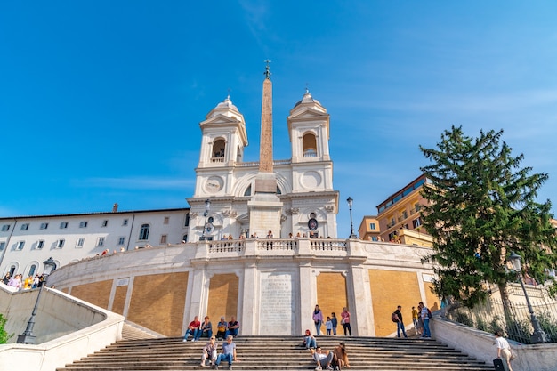 Rome, Italië - 28.10.2019: Santissima Trinita dei Monti-kerk en oude Egyptische obelisk op de top van de Spaanse trappen in Rome. Reizen.