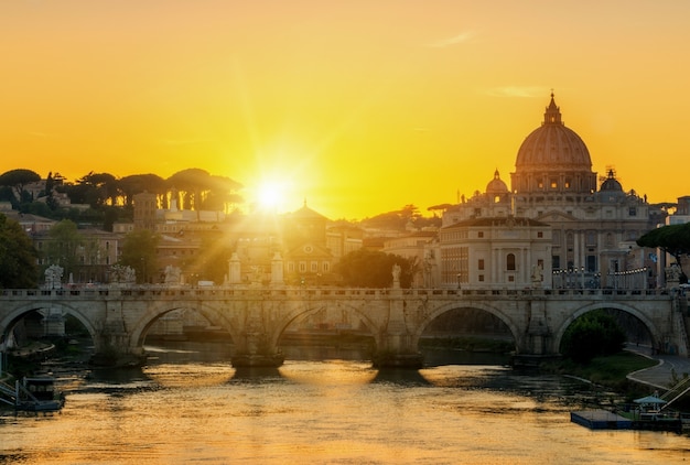 Rome, italië met st. peter basiliek van het vaticaan