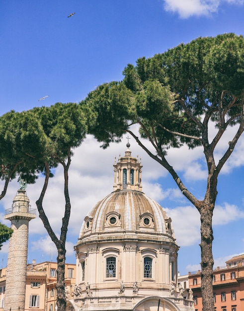 Rome Italië Santa Maria di Loreto-kerk en steendennen