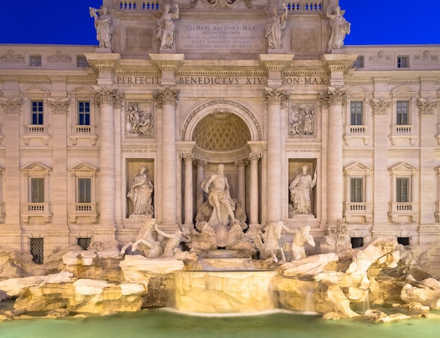 Rome, italië. trevifontein bij nacht, het meesterwerk van italiaanse klassieke barokke architectuur.