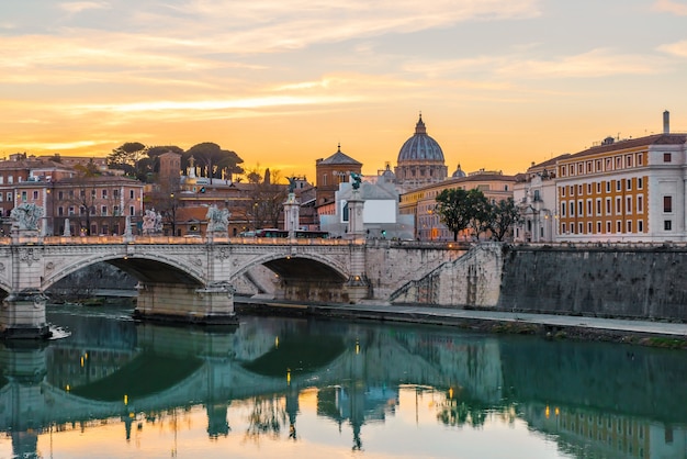 Rome, Italië. Vaticaanse koepel van Saint Peter Basilica of San Pietro en Sant'Angelo Bridge over de rivier de Tiber