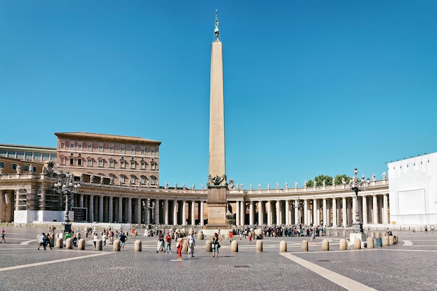 イタリア、ローマ-2012年8月28日：イタリアのローマ、バチカン市国の聖ペテロ広場での観光客