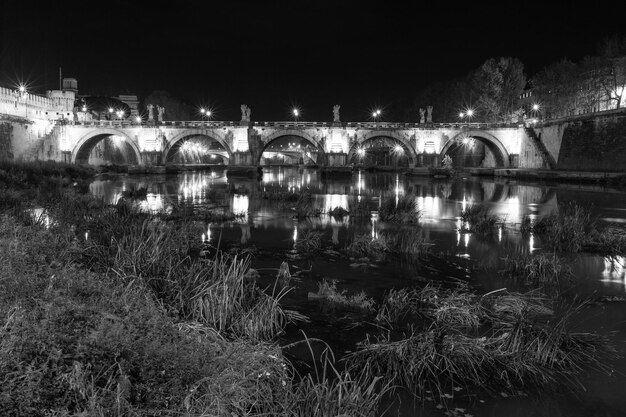 イタリア・ローマ 夜の街の橋が美しくライトアップ