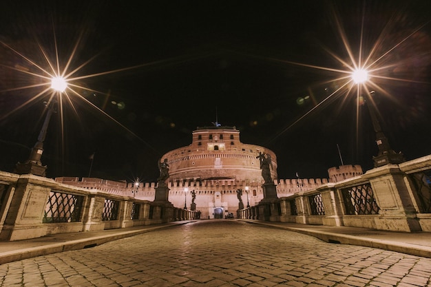 밤에 조명이 있는 로마 이탈리아 성 안젤루스 성