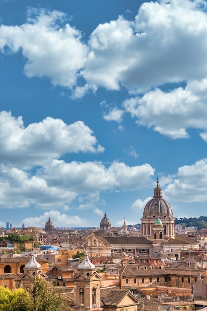 ローマ、イタリア-2020年8月頃：青い空と雲のあるパノラマの街並み