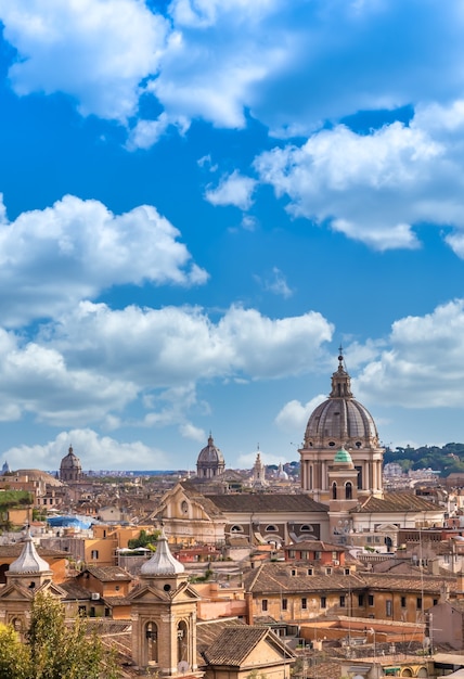 ローマ、イタリア-2020年8月頃：青い空と雲のあるパノラマの街並み