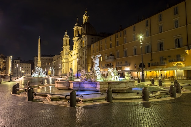 イタリア、ローマ-2020年8月頃：夜に有名なベルニーニの噴水があるナヴォーナ広場（ナヴォーナ広場）。