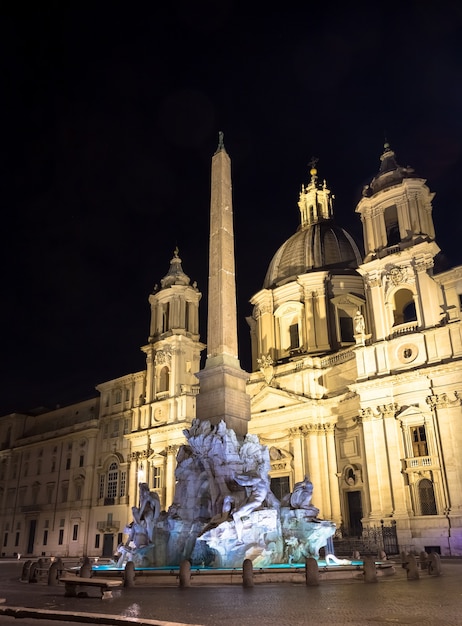 イタリア、ローマ-2020年8月頃：夜に有名なベルニーニの噴水があるナヴォーナ広場（ナヴォーナ広場）。