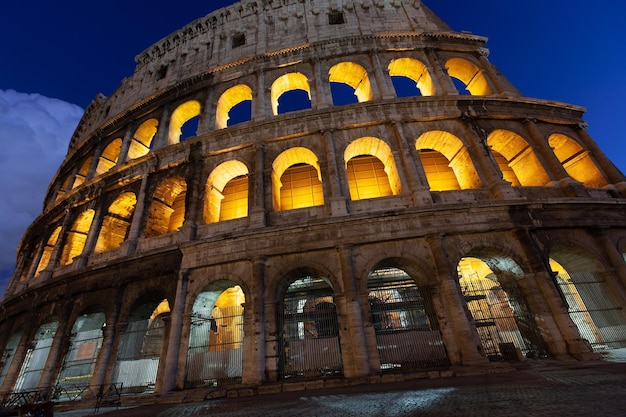 夜のローマ イタリア コロッセオ古い古代の建物剣闘士の戦い