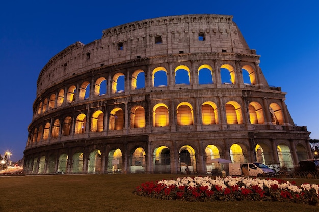 夜のローマ イタリア コロッセオ古い古代の建物剣闘士の戦い