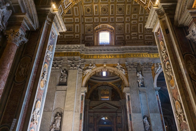 로마 이탈리아 2018년 7월 17일 이탈리아 로마에 있는 성 베드로 대성당의 내부 대성당은 바티칸 시국에 있는 이탈리아 르네상스 교회입니다