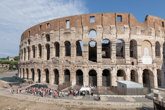 イタリア、ローマ-2018年6月20日：ローマのコロッセオの外観のパノラマビュー。青くて晴れた空の夏の日