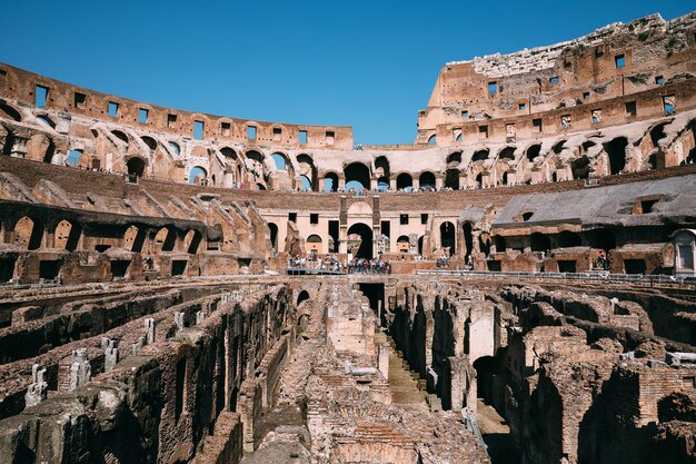 Roma, italia - 20 giugno 2018: vista panoramica dell'interno del colosseo a roma. giornata estiva con cielo azzurro e soleggiato