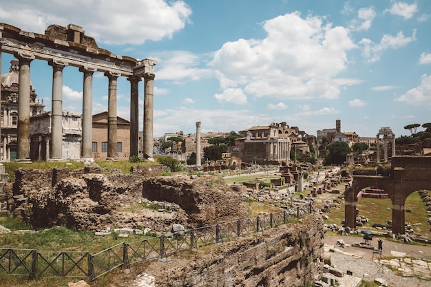 写真 イタリア、ローマ-2018年6月20日：フォロロマーノまたはフォロロマーノとも呼ばれるフォロロマーノのパノラマビュー。ローマ市の中心部にある古代政府の建物の廃墟に囲まれたフォーラムです。