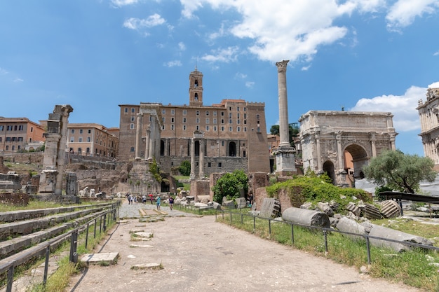 イタリア、ローマ-2018年6月20日：フォロロマーノまたはフォロロマーノとしても知られるフォロロマーノのパノラマビュー。ローマ市の中心部にある古代政府の建物の廃墟に囲まれたフォーラムです。