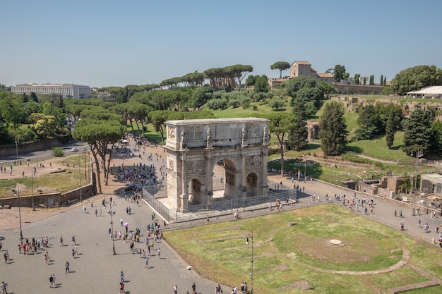 イタリア、ローマ-2018年6月20日：コロッセオとパラティーノの丘の間に位置するローマのコンスタンティヌスの勝利のアーチ