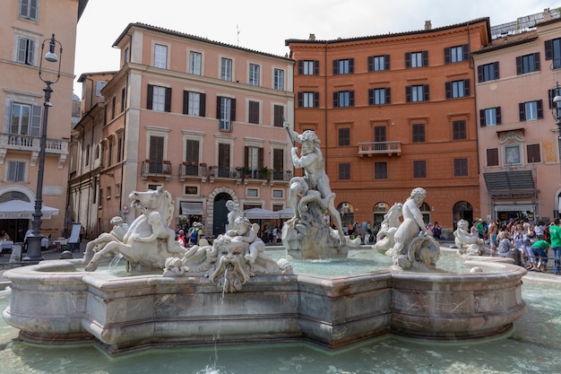 イタリア、ローマ-2018年6月21日：フォンタナデイカルデラリとも呼ばれるネプチューンの噴水のパノラマビューは、ローマの噴水です。ナヴォーナ広場の北端にあります