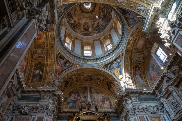 イタリア、ローマ-2018年6月21日：サンタマリアマッジョーレ大聖堂、またはサンタマリアマッジョーレ教会の内部のパノラマビュー。それはローマで最大のカトリックマリアン教会であり、教皇の主要な大聖堂です。