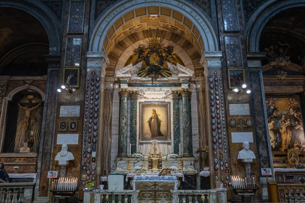 Photo rome, italy - june 21, 2018: panoramic view of interior of sant'andrea delle fratte. it is a 17th-century basilica church in rome, italy, dedicated to st. andrew