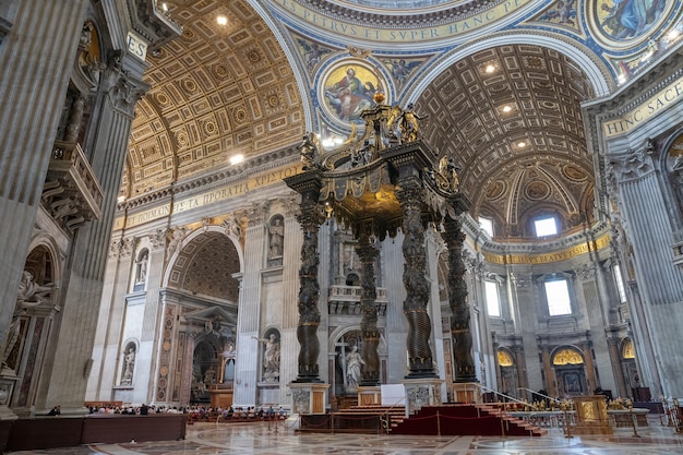 イタリア、ローマ-2018年6月22日：サンピエトロ大聖堂（サンピエトロ大聖堂）の内部のパノラマビュー。それはバチカン市国のイタリアルネサンス教会、ローマ市内の教皇の飛び地です