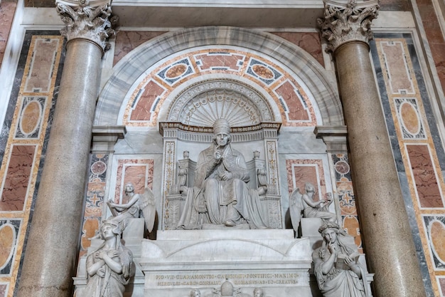 Roma, italia - 22 giugno 2018: vista panoramica dell'interno della basilica papale di san pietro (basilica di san pietro). è una chiesa rinascimentale italiana nella città del vaticano, enclave papale all'interno della città di roma