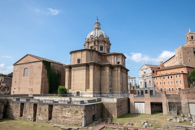 イタリア、ローマ-2018年6月23日：フォロ・ロマーノ、キュリア・ジュリア（上院議員）、サンティ・ルカ・エ・マルティナ教会としても知られるシーザーのフォーラムのパノラマビュー
