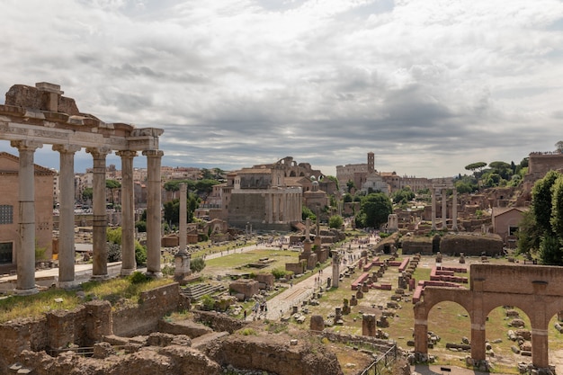 이탈리아 로마 - 2018년 6월 23일: Forum Romanum 또는 Foro Romano로도 알려진 로마 포럼의 전경. 로마 시내 중심에 있는 고대 정부 청사 유적에 둘러싸인 포럼입니다.