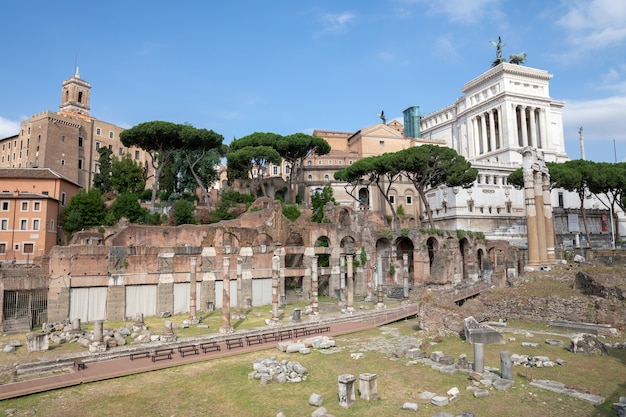 イタリア、ローマ-2018年6月23日：ヴィーナスジェネトリックスの寺院のパノラマビューは、フォロジュリアムとしても知られているシーザーの廃墟の寺院とフォーラムです