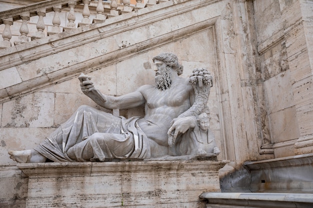 Roma, italia - 23 giugno 2018: vista della facciata con la scultura del palazzo dei senatori (palazzo senatorio) in piazza del campidoglio (capitolino)