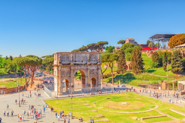 Photo rome italy may 08 2017 arch of constantine italian arco di costantino is a triumphal arch in rome situated between the colosseum and the palatine hill